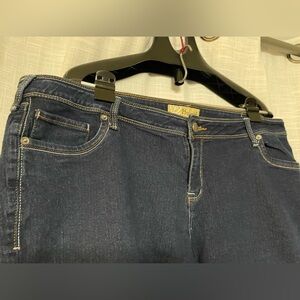 Stretchy denim shorts